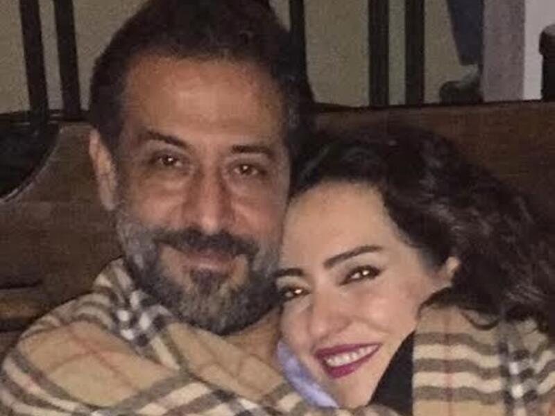 نشرت الفنانة السورية أمل عرفة صورة لها مع طليقها الممثل عبد المنعم عمايري وهو يحتضنها وكتبت معلقة: “مين قال انو الانفصال عداوة؟؟؟ عبووووووود دايمة عالعشا يا احلى رفيق وَيَا أبو البنات وَيَاممثلي المفضل ويبعتلك ايام حلوة ويوفقك بدربك عبود”.