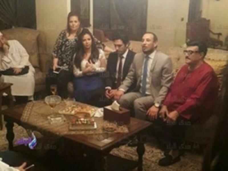 تداول رواد مواقع التواصل الاجتماعي صورة الفنان حسن الرداد والفنانة إيمي سمير غانم أثناء عقد القران ويظهر خلال الصورة حسن الرداد وتجلس بجواره إيمي سمير غانم وبجوارها والدتها الفنانة دلال عبد العزيز بينما يجلس الفنان سمير غانم بجوار الشيخ رمضان عبد المعز. 