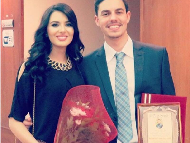 شاركت الإعلامية الفلسطينية لينا قيشاوي متابعيها بصورة تجمعها بشقيقها معربة عن شدة تعلقها به في تعليق كتبت فيه: «كبرنا معاً، ولكن ستظل شقيقي الأصغر للأبد. صورة لينا وشقيقها قسمت فانز الإعلامية لقسمين بين فريق يرى شبه قوي بين الشقيقين وآخر لا يرى هذا الشبه.