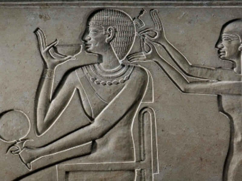 استحوذت العناية بالشعر على اهتمام الرجال والنساء في حضارة مصر القديمة فبينما كان تهذيب الشعر علامة على التطور والنظافة، كانت إطالة الشعر  علامة على القذارة والهمجية. ولما غزا الرومان مصر انحدرت الحلاقة لأن الغزاة كانوا يجدون في إطالة الشعر علامة على القوة.