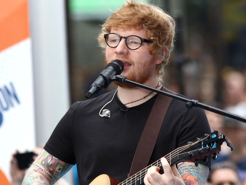 Ed Sheeran performing, sans fractured wrists. (JStone / Shutterstock.com)