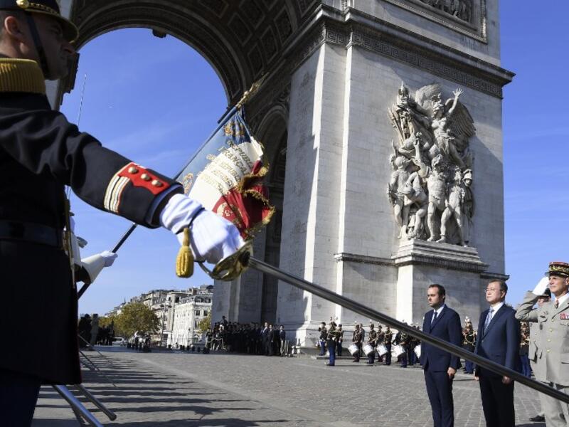 South Korea's President Moon Jae-in (C), flanked by French Junior Minister attached to the Minister of Ecological and Inclusive Transition Sebastien Lecornu (L), and Military Governor of Paris Lieutenant-General Bruno Le Ray (R). (ALAIN JOCARD / AFP)