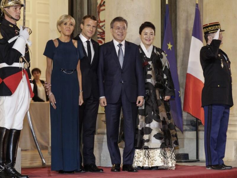 French President Emmanuel Macron (2ndL), his wife Brigitte Macron (L), South Korean President Moon Jae-in (2nd R) and his wife Kim Jung-sook (R) pose before a state dinner. (Geoffroy VAN DER HASSELT / AFP)