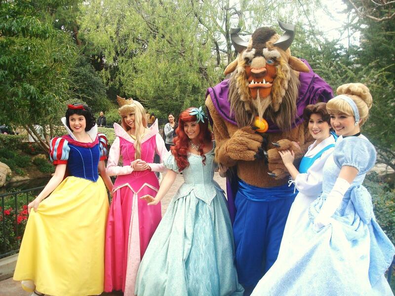 Disneyland princesses. (popsugar.com)