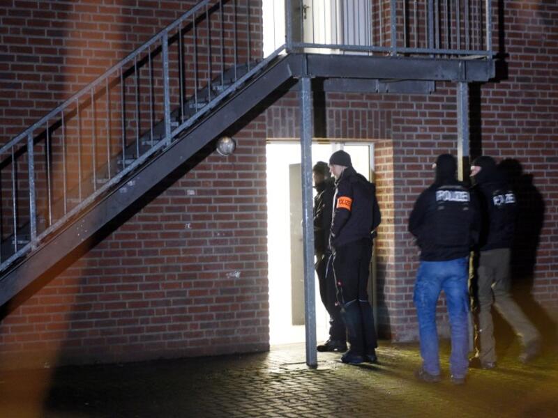 Policemen enter a home for asylum seekers in Emmerich, western Germany, on December 22, 2016. (AFP/Henning Kaiser)