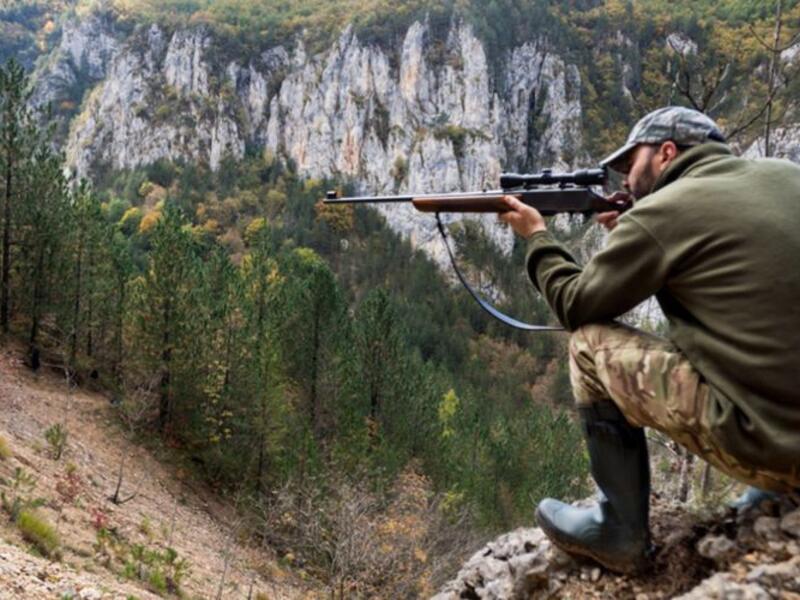 ألمانيا: من أكثر الدول التي شهدت حوادث إطلاق نار في المدارس، رغم  تشديد القيود على الإمتلاك، فإن شراء السلاح بغرض الدفاع عن النفس ليس ضروريًا أو مألوفًا.