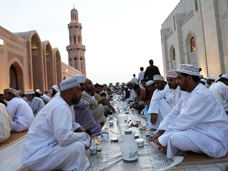 سلطنة عُمان: من الدول التي تقدم تجربة فريدة في رمضان فهي بالإضافة الى العادات المشتركة مع باقي الدول العربية ما تزال تحتفظ بعاداتها الخاصة، فتقام جلسات السمر التي يصار خلالها إلى الحديث عن الأمور الدينية كما يصار إلى التنافس في القصائد الشعرية.