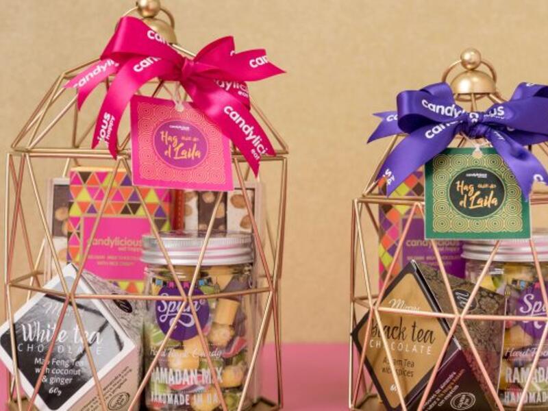 بمناسبة اقتراب حلول شهر رمضان الكريم، أعلنت عدد من العلامات التجارية والمتاجر عن مجموعة من الهدايا والتذكارات المستوحاة من الشهر الفضيل، كسلال الحلويات وسلال الفانوس مليئة بمجموعة متنوعة من الحلوى والتمر 