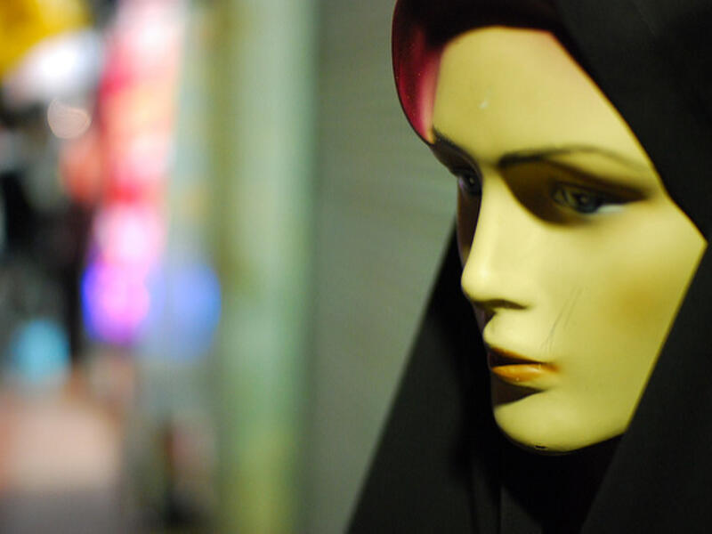 A mannequin dressed in hijab in the Shiraz area of Iran (Flickr/Paul Keller)