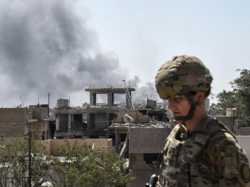 A US soldier advising Iraqi forces is seen in the city of Mosul on June 21, 2017, during the ongoing offensive by Iraqi troops to retake the last district still held by Daesh. (Mohamed El-Shahed/AFP)