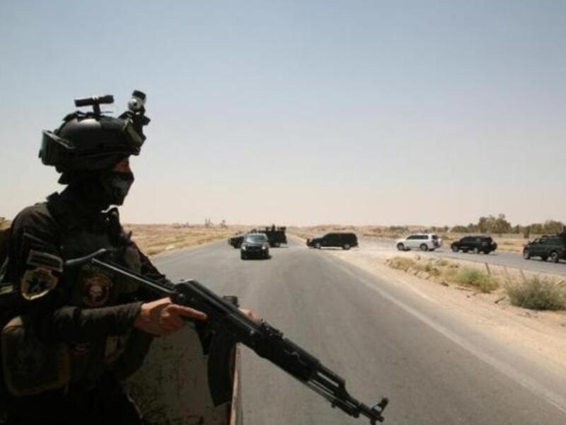 A member of the Iraqi army patrolling the Ramadi highway in 2014. (AFP/File)