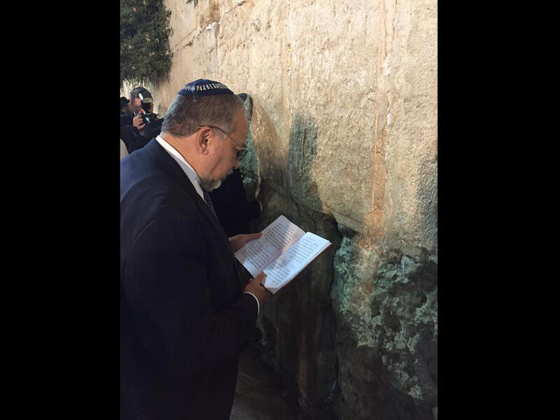 Lieberman at Western Wall