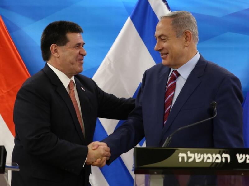 Israeli Prime Minister Benjamin Netanyahu (R) shakes hands with Paraguayan President Horacio Cartes. (AFP/ File Photo)