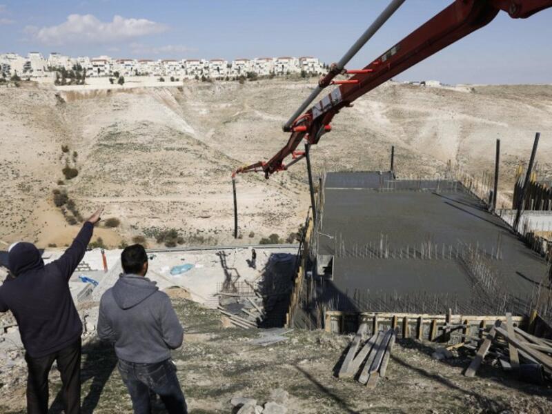 Palestinian labourers work at a construction site in a new housing project in the Israeli settlement of Maale Adumim, east of Jerusalem, on January 22, 2017. (AFP/Menahem Kahana)