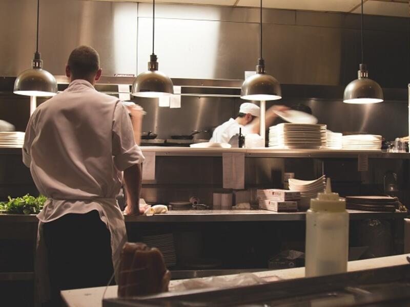 The Jeddah municipality conducted over 5,600 inspection tours around food establishments and issued warning to 1,874 establishments for violating health requirements. (Pixabay)