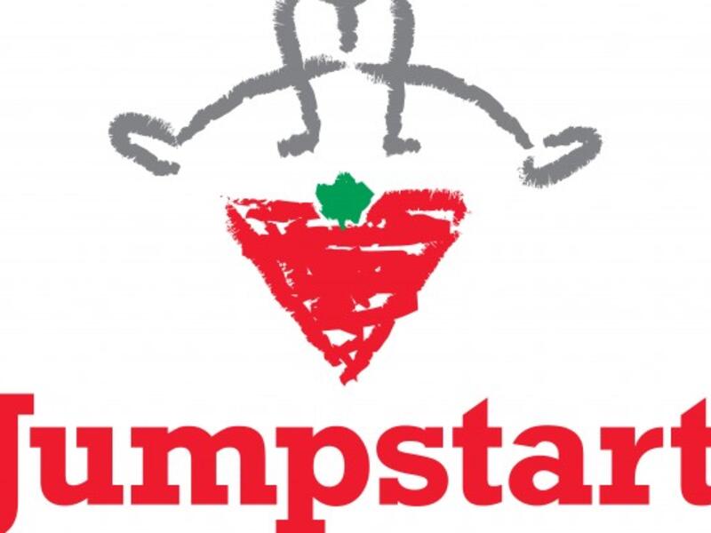 رئيس الوزراء الكندي "جاستن ترودو" تبرع  بـ50 ألف دولار لجمعية Jumpstart الخيرية الكندية التي تهدف لإتاحة اللعب والرياضة للأطفال المحرومين، وهي واحدة من سبع جمعيات خيرية طالب الزوجين بالتبرع لهما كهدية زفاف.