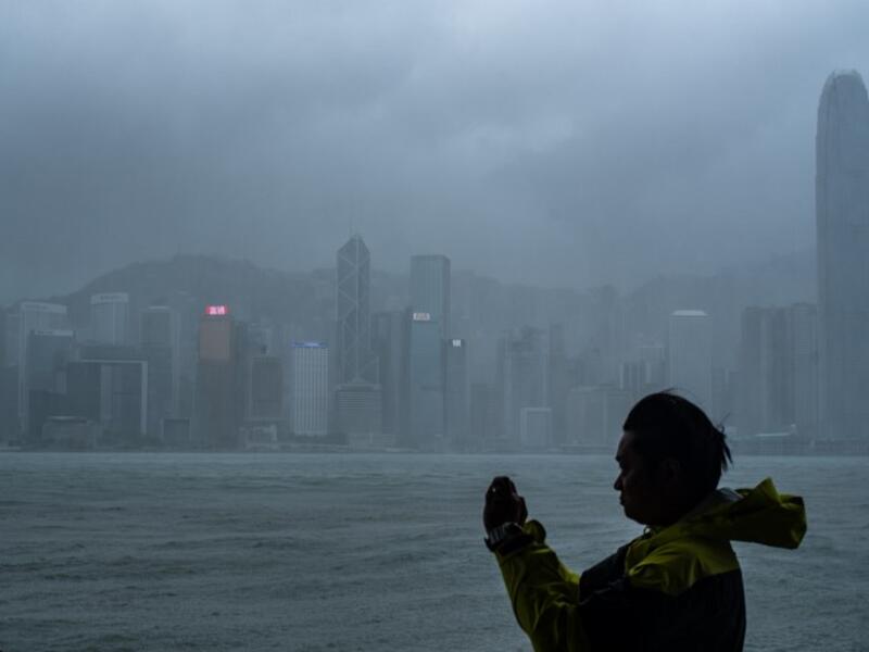 A man takes photos during the approach of super Typhoon Mangkhut to Hong Kong on September 16, 2018 .
Philip FONG / AFP