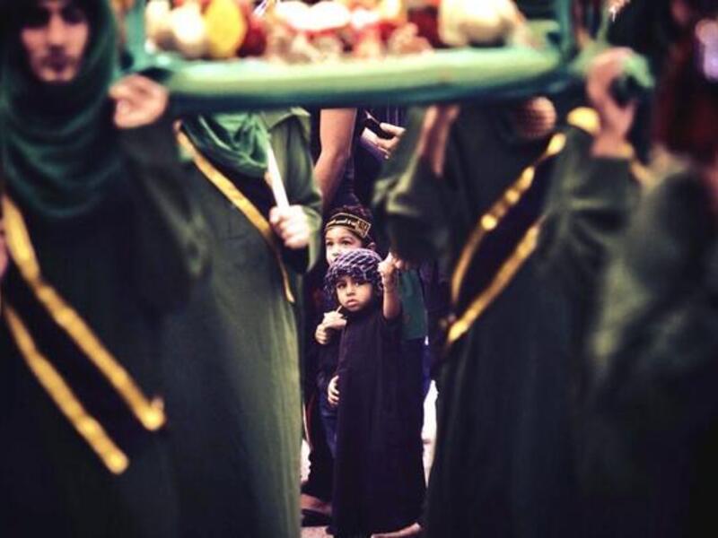  Shiite Muslim boy holds his father's hand during a ceremony (Twitter)