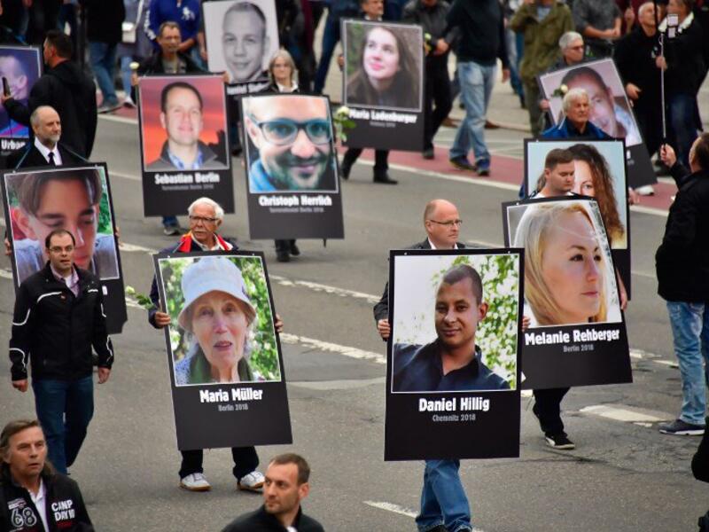 Large crowd gathers in Berlin to protest far-right demo in Chemnitz (Twitter)