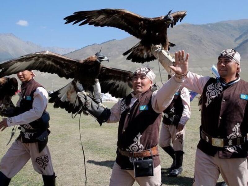 A Kazakh berkutchis (eagle hunter) holds an eagle during the World Nomad Games in Cholpon-Ata, Kyrgyzstan (Twitter)