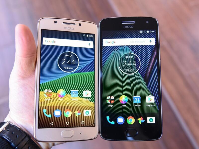 Moto G5 ، Moto G5 Plus : 
قياس G5 شاشته "5 إنش" بدقة عالية الوضوح، ويبلغ حجم ذاكرته 32 جيجابايت، وسعة البطارية تبلغ 2.800 ميلي أمبير. وسيكون PLUS حجم شاشته 5.2 إنش، وذاكرة 64 جيجابايت، ويمكن أن توسع إلى 128 جيجابايت، أما سعة البطارية فتبلغ 3 آلاف ميلي أمبير.