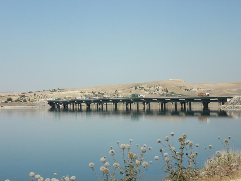 لماذا لا يمكن لمنظّمة أطباء بلا حدود أن تعمل في موقع أقرب إلى خطّ الجبهة؟ لا يحظى العاملون في المجال الطبيّ بالحماية وأصبحوا معرّضين للهجوم، ما يجعل العمل في مناطق أقرب إلى النزاع الفعليّ