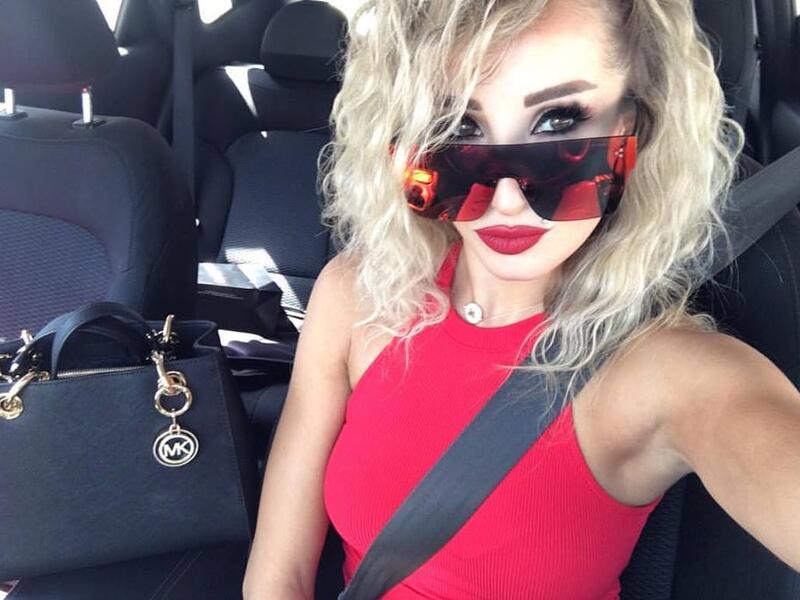 إشتهرت الفنانة مايا نعمة منذ بداياتها في برنامج “ستار أكاديمي” بحضورها الجميل ورقصها المميّز. مايا التي تزوّجت تدير اليوم مدرسة لتعليم الرقص، وتنشر باستمرار صورها عبر حسابها على “إنستغرام”، شاهدوا كيف أصبحت.