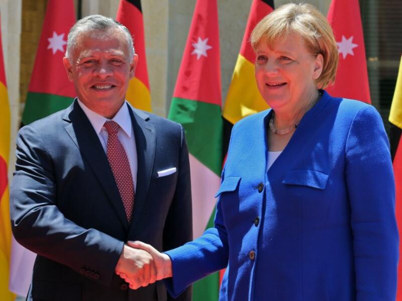 Jordanian King Abdullah II welcomes German Chancellor Angela Merkel at the Jordan Royal Palace in Amman, June 21, 2018. AFP/Khalil Mazraawi)

