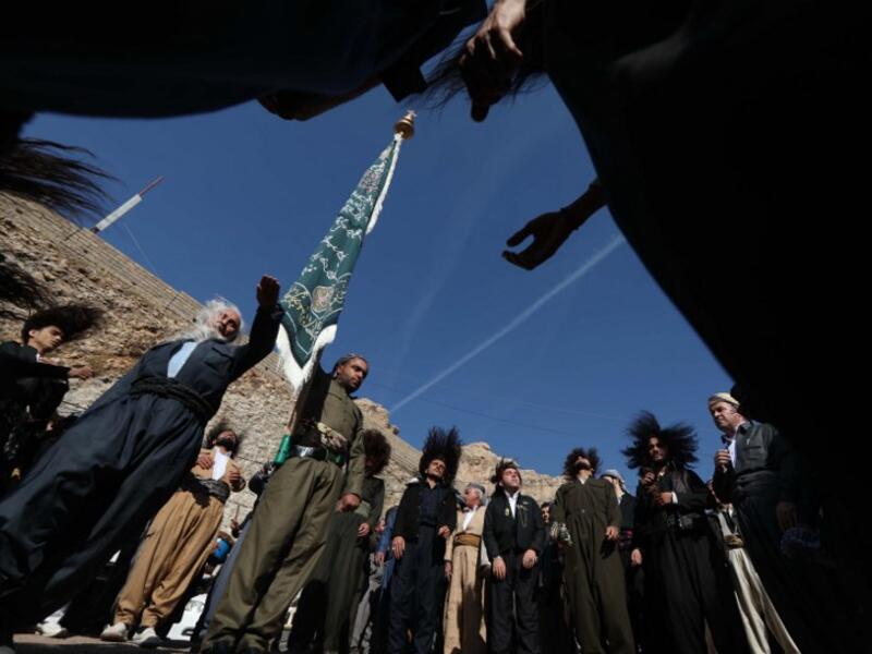 Iraqi Sufi Muslim Kurds take part in a ritual ceremony to commemorate the birth of the Prophet Mohammed in .
Akra.
SAFIN HAMED / AFP