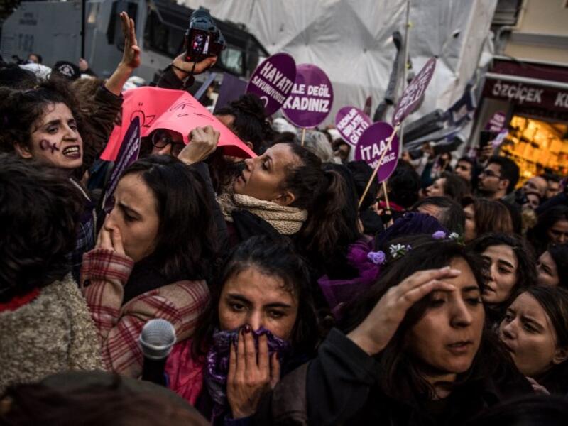 Women's rights activists react during clashes with Turkish riot police as they try to march to Taksim Square to protest against gender violence in Istanbul, on November 25, 2018, on the International Day for the Elimination of Violence against Women. 
BULENT KILIC / AFP