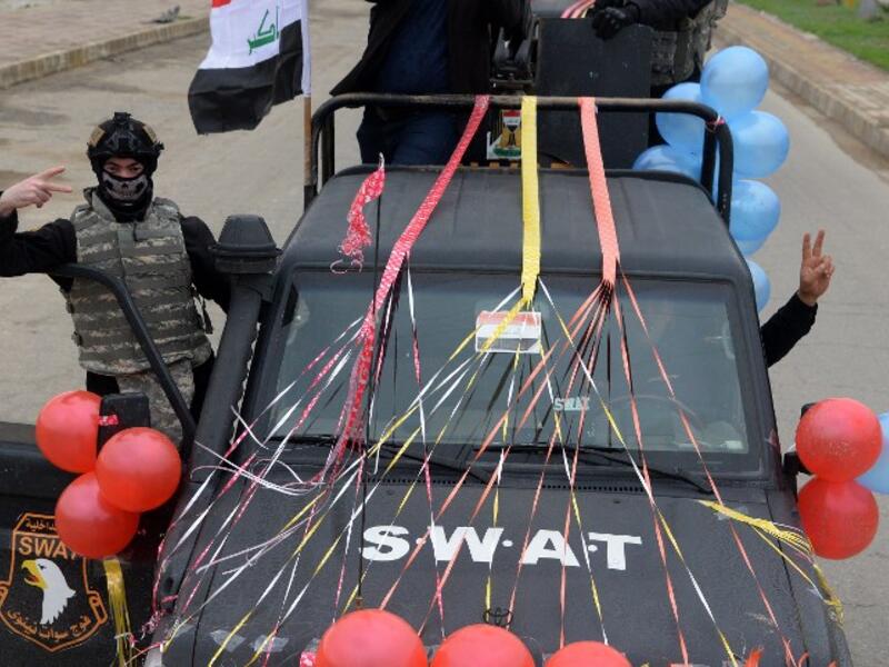 Members of the Iraqi security forces parade in the streets of the Iraqi city of Mosul, during celebrations marking the first anniversary of the country's victory over the Islamic State.
Zaid AL-OBEIDI / AFP