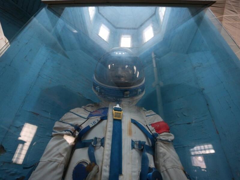 A picture taken on January 11, 2019 shows exhibitions items at the space museum located in Saint Paraskeva church in Pereyaslav-Khmelnytsky, a small town some 80 kilometers southeast of Kiev.
ALEKSEY FILIPPOV / AFP