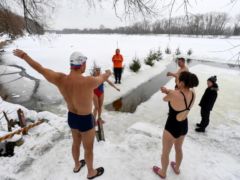 Ice swimmers warm up ahead of swimming in the icy waters of the Moscow River on February 3, 2019. 
Kirill KUDRYAVTSEV / AFP