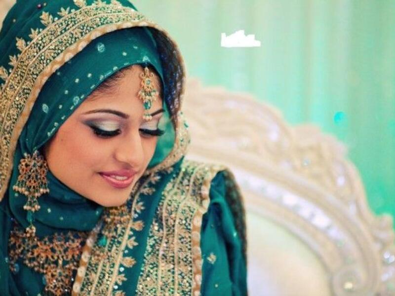 Dupatta: is part of the customary Pakistani, Indian, and Bangladeshi outfits. (pinterest.com)