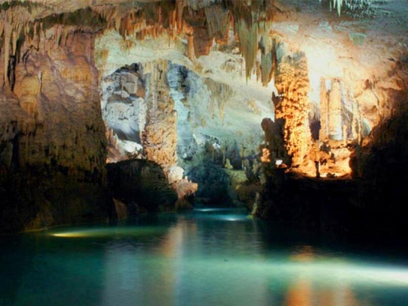 The Fabulous "jeita grotto" in Lebanon looks like the Mexican grotto 'Cenote Dos Ojos'. (beautifulworld.com)