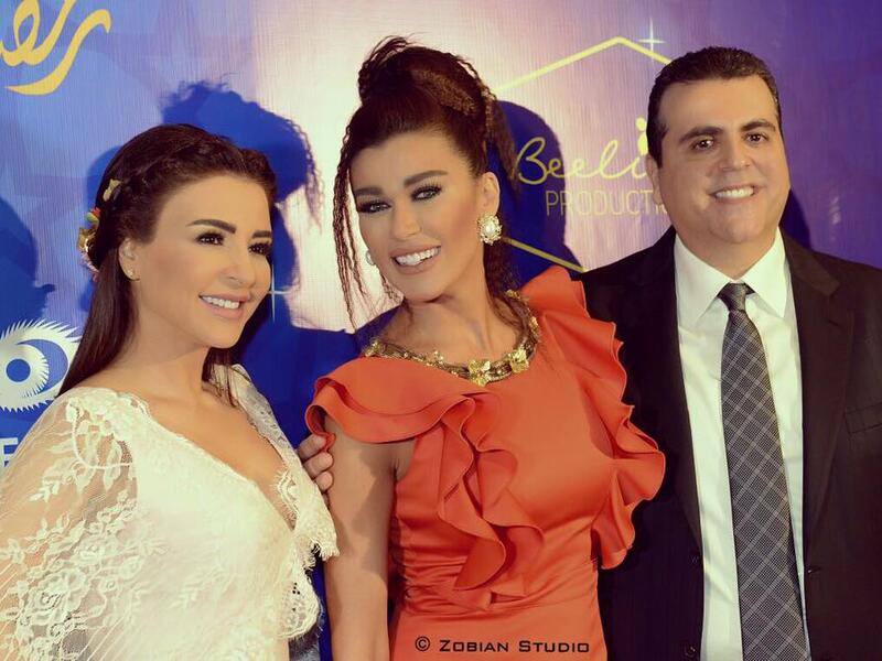 لبت الفنانة نادين الراسي دعوة حضور حفل السحور الذي أقامه المنتج جمال سنان وزوجته الممثلة ماجي أبو غصن بفندق فينيسيا ببيروت وفي الوقت الذي ارتدت فيه ماجي ثوب أبيض طويل خطفت الراسي الأنظار بفستان أحمر لامع وتسريحة شعر مختلفة.