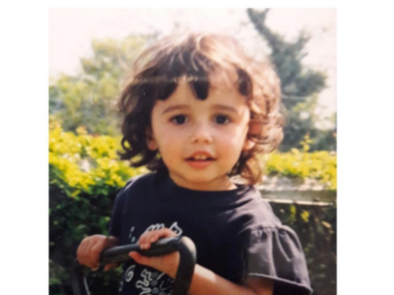 نعومي جريس سكوت (ولدت في 6 مايو 1993) هي ممثلة ومغنية بريطانية. 