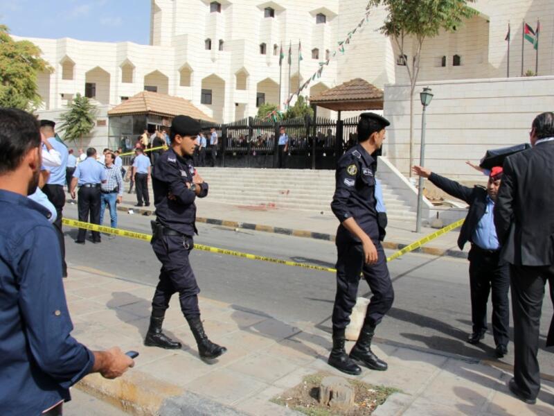 Police cordon off the area where writer Nahed Hattar was killed outside the court in Amman where he was facing charges for sharing a cartoon deemed offensive to Islam, on September 25, 2016. (AFP/Ahmad Alameen)