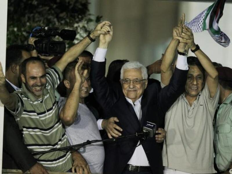 Palestinian President Mahmoud Abbas delivers a speech to released Palestinian prisoners, at his headquarters in the West Bank city of Ramallah, August 14, 2013. AFP PHOTO / ABBAS MOMANI