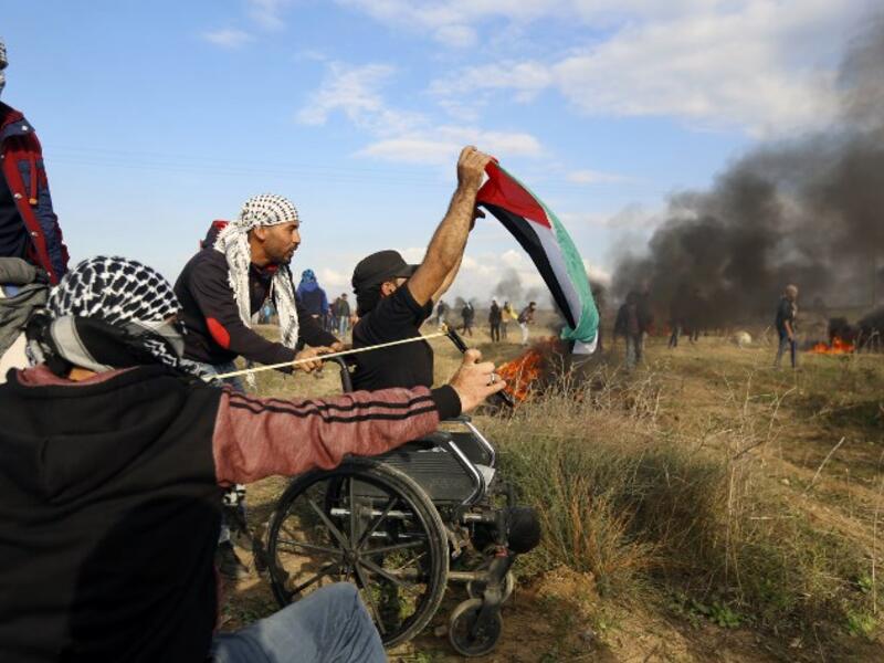 Ibrahim Abu Thuraya protesting shortly before his death on Dec. 15 in Gaza (Mohammed Abed/AFP)