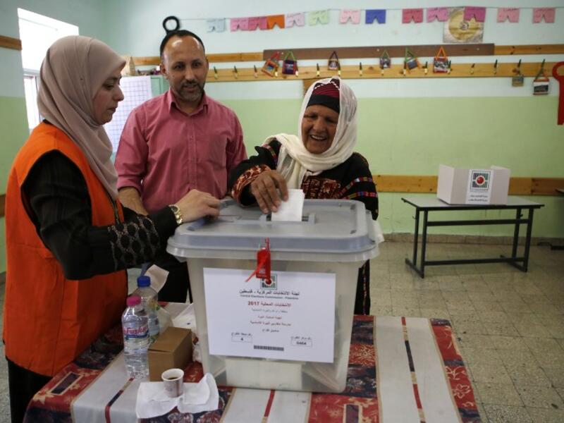 A Palestinian woman casts her ballot during the municipal elections in the West Bank city of Ramallah on May 13, 2017. (AFP/Abbas Momani)