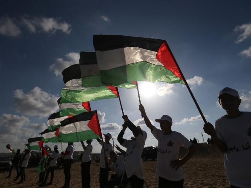 "We will return". Palestinian flags hoisted in row to the winds.  April 10, 2018. SAID KHATIB / AFP