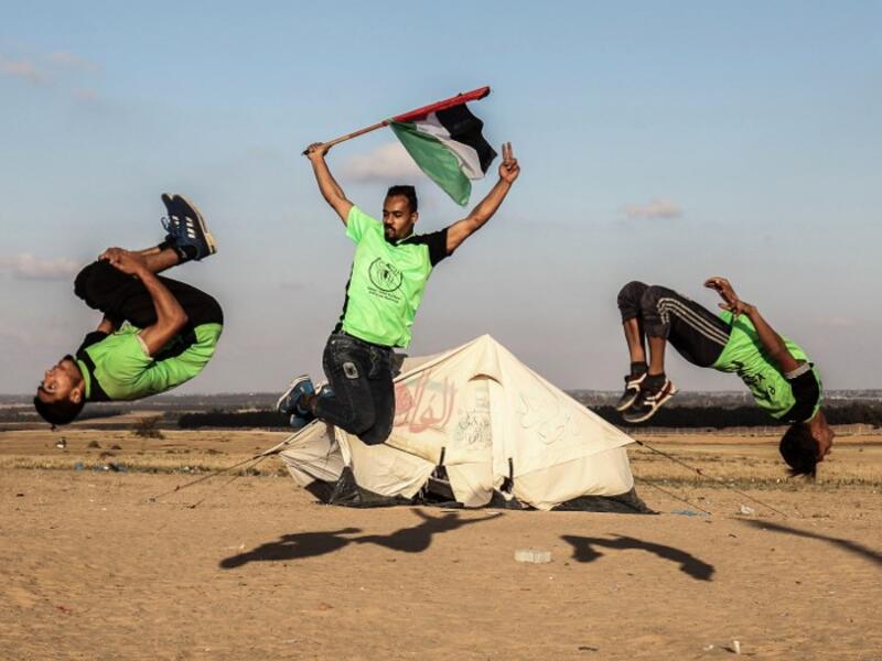 Another side to youth, Palestinian gymnastics with nationalistic fervour at the tents near the border with Israel, at the tents. April 10, 2018. SAID KHATIB / AFP