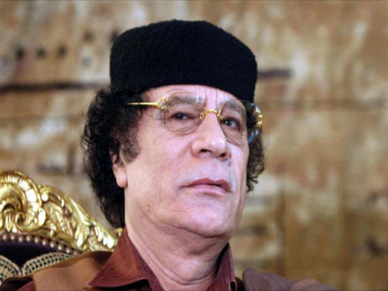 معمر القذافي:
يُعتقد أن القذافي الذي حكم ليبيا لأكثر من 42 سنة، كان يُعاني من اضطراب الشخصية الحدي، هو نوع من أنواع اضطراب الشخصيّة، من أبرز أعراضه وملامحه وجود اندفاعية مميّزة وعدم اتّزان في التعبير عن المشاعر وفي العلاقات مع الأشخاص وفي صورة الذات. 
