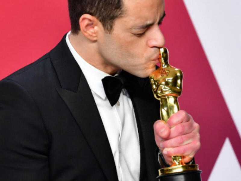 Malek revealed in his win by planting a passionate kiss on girlfriend/castmate Lucy Boynton's lips. (Source: FREDERIC J BROWN - AFP)