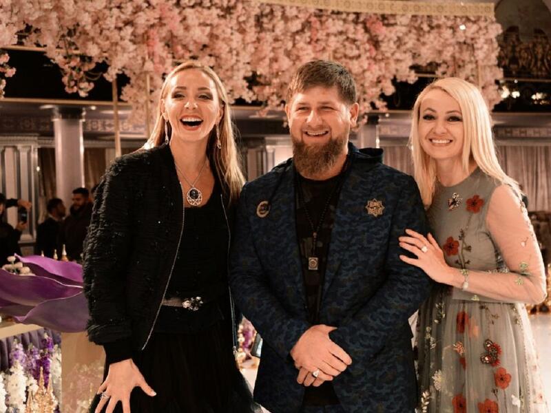 المنتجة الموسيقية الروسية يانا رودكوفسكايا والرئيس الشيشاني رمضان قديروف والألومبية في التزلج على الجليد تاتيانا نافكا خلال عرض أزياء.
