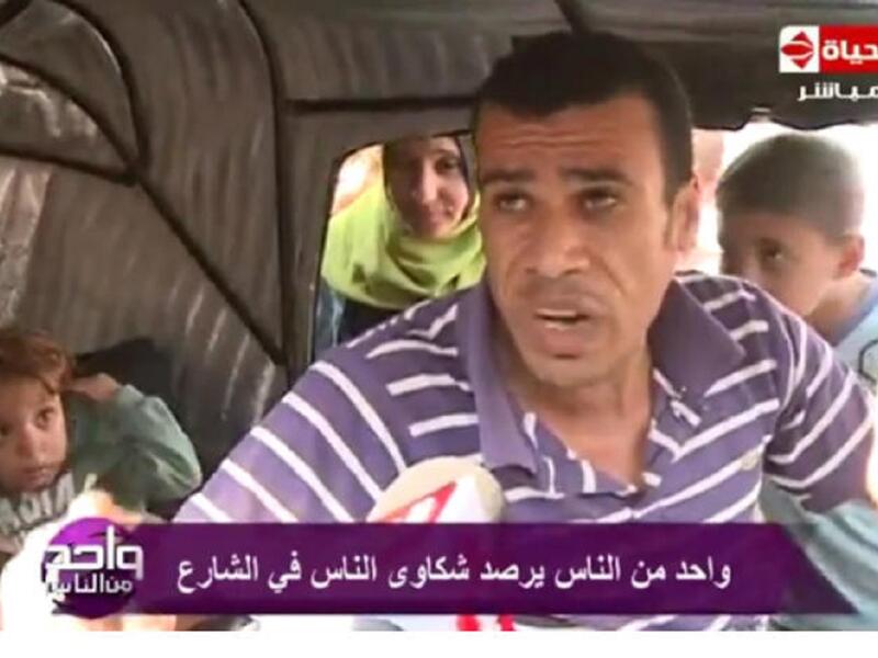 سائق "التوك توك" الذي اشتهر في العالم العربي من خلال فيديو لم يتجاوز 4 دقائق ليحصد الفيديو خلال ساعات ملايين المشاهدات صاحب الفيديو الذي تميز بفصاحته وصدقه هز عرش السيسي. في حين لم تتجاوز خطابات السيسي جميعها الف مشاهدة منذ توليه الحكم.