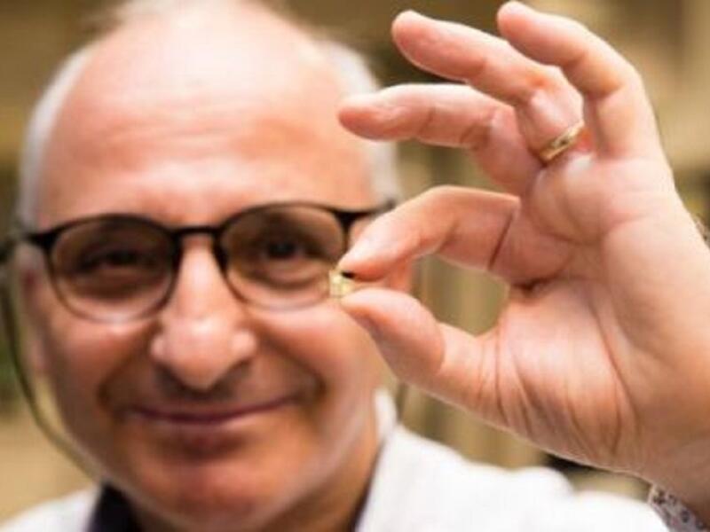 رشيد يزامي هو عالم مغربي فرنسي ابتكر شريحة يمكن أن تشحن بطارية هاتفك خلال 10 دقائق وتتعرف الشريحة على البطارية التالفة التي يمكن أن تفسد الهاتف.سنة 2014 كان واحداً من العلماء الفائزين بجائزة تشارلز ستارك دريبر للهندسة لتطوير بطارية الليثيوم أيون