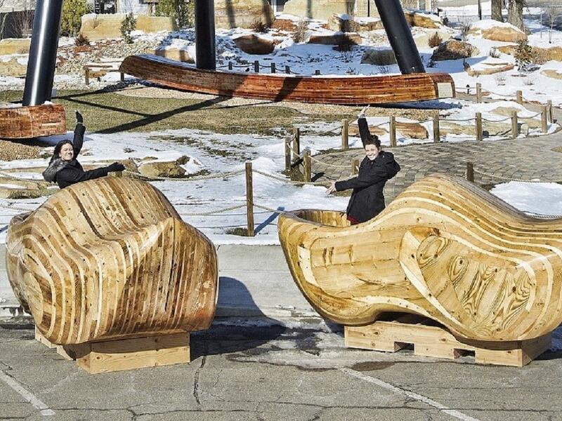 إلينوي : أكبر قباقيب في العالم حيث يبلغ طوله 11.5 انش وعرضه ما بين 5 و10انش وارتفاعه 4 انش وهو في بلدة كيسي في إلينوي وهي ولاية تقع فى وسط غرب الولايات المتحدة الامريكية .