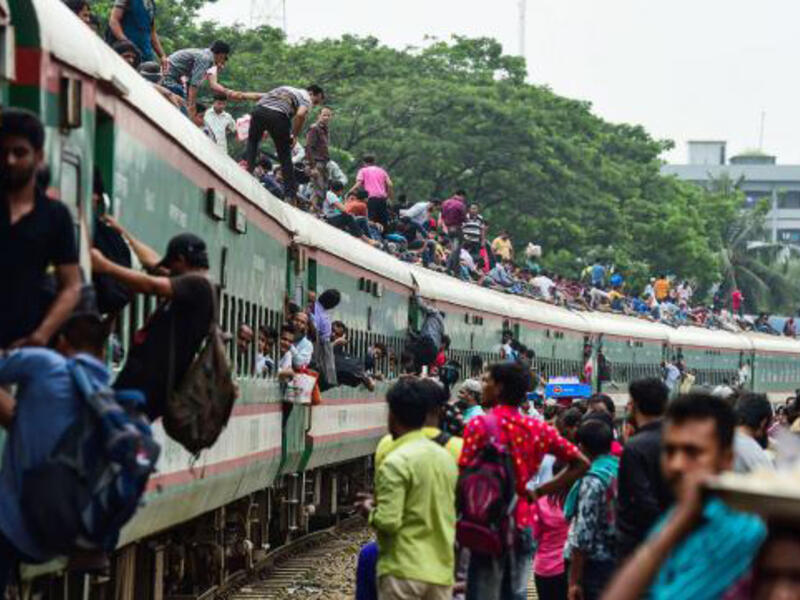 Muslims in Bangladesh mount the train, as they seek to celebrate Eid el-Fitr with their families. Bangladesh has one of the largest Muslim population of the world and using public transportation ahead of Eid can become a challenge. Dhaka, on 22 June, 2017. 